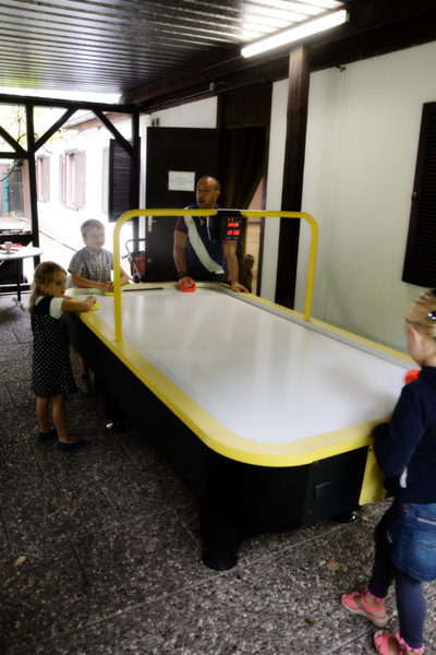 Airhockeytisch mit Spielern