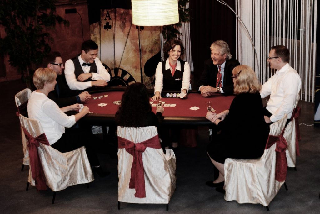 Pokertisch mit Spielern
