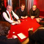 Pokerspieler an einem mobilen Pokertisch