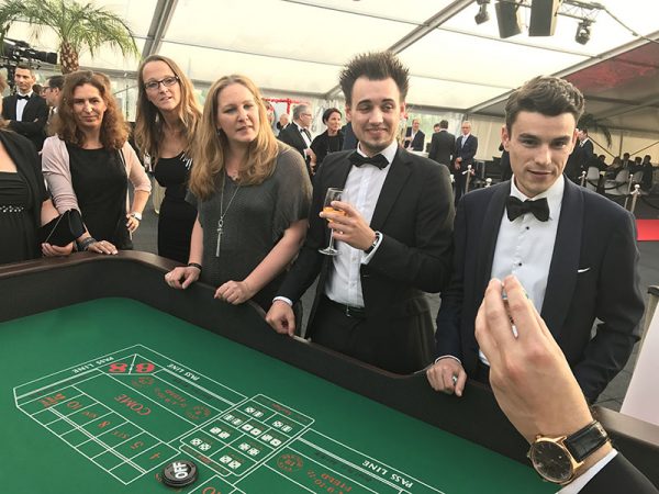 Craps mit Spielern auf einer Firmenfeier