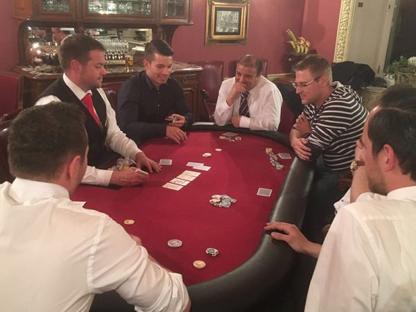 Pokertisch mit Spielern