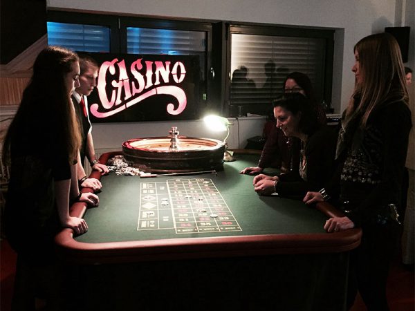 Roulette mit Spielern auf einer Geburtstagsfeier
