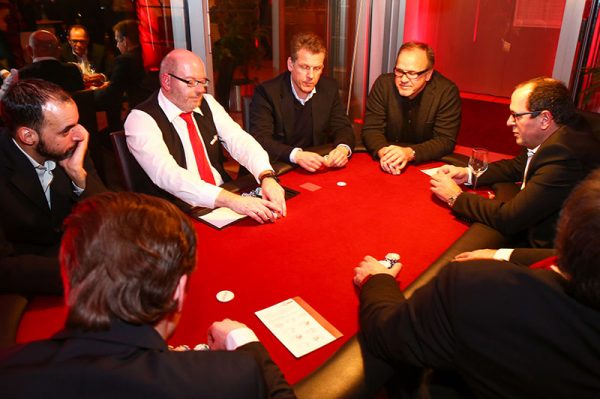 Pokerspieler an einem mobilen Pokertisch
